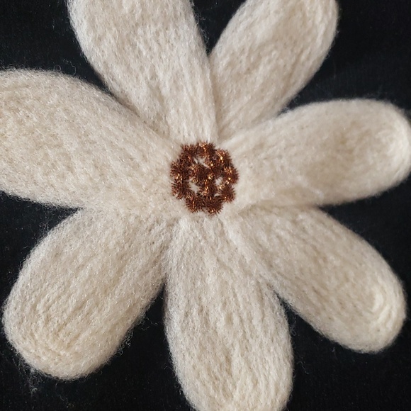 Nwt Medium Aaeda black sweater with white flowers - Picture 7 of 11